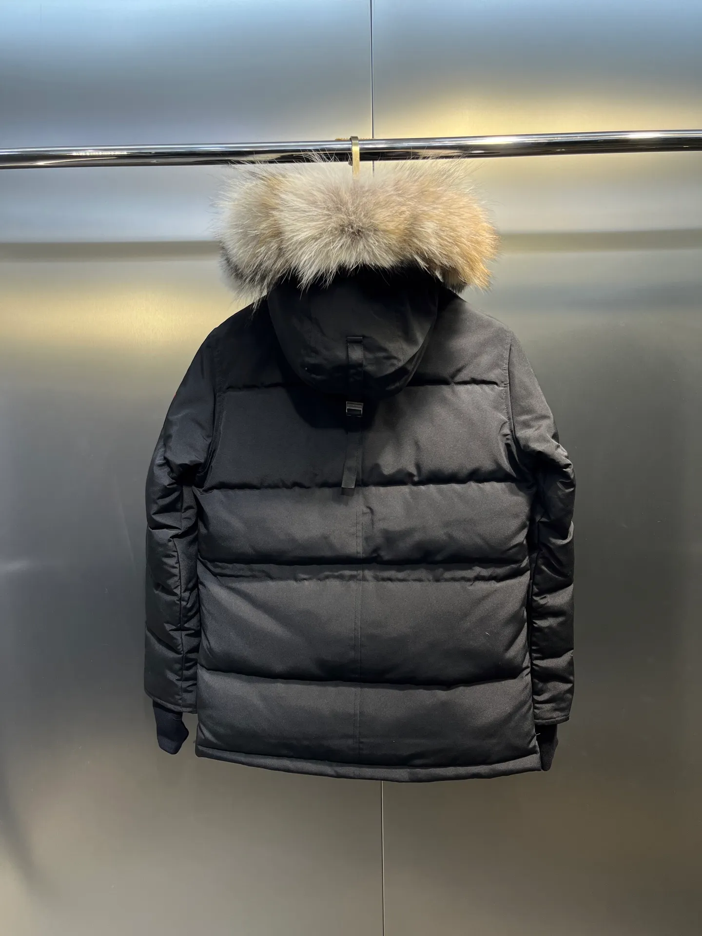 P860 Canada Goose Canada # Expedition04 Parker, a treasure of Canadian origin! Limited supply worldwide! Canada Goose Model 04 is a top-notch couple model, polar cold-proof outdoor series fur collar detachable hooded parka down jacket, the first Goose in 2024. I hope my partners like the top quality, and I hope everyone can evaluate it together! The most popular cool items of the Big Goose family in 2024 are online. The same popular product of Yi Yang Qianxi is said to be a joint limited edition Big Goose that cannot be bought in autumn and winter. If you dislike the sameness of the Big Goose in the past, then this model will definitely give you a different experience! This year's most powerful couple's collection for autumn and winter is online, a top-notch luxurious ready-to-wear style, paired with an outdoor warm down jacket with great style and charm! The most standard and classic items of the Daye family in the past two years are equipped with unique reflective stripes for embellishment, which further shows the high-end fashion performance effect. With the embellishment of hardware buckles, it has excellent performance effect. The upper body is clean, simple and elegant, even for urban leisure. It is suitable for various occasions. Designed with large pockets, this model has a large capacity and is equipped with reflective stripes, making it safer at night. It is suitable for various adventure activities. It is made of windproof and waterproof technical materials. The interior is filled with full white duck down, which is absolutely cold-proof and warm. It also has a stand-up collar design and fine fluff at the collar, with meticulous attention to detail! The charm of this model is also more spiritual, and the upper body has more temperament and specifications. It perfectly shows the ultra-high standard of fashionable performance of this model, integrating outdoor and life, and you can even create high-street wear! The most pinnacle limited-edition goose that we have presented so far, both in terms of design and detailed materials, it is completely outstanding. The grand and evergreen version design is matched with cool reflective elements. The overall appearance can be said to be quite high, and it has that kind of powerful outdoor performance! It combines high-end casual attributes with high-street style. It is high-grade, domineering, warm, and beautiful. The visibility of the upper body is quite strong, and the configuration of the owl element is highly brand-recognizable. It fully complements the overall brand performance and visual effects, and also has the high-end sense of fashion and fashionable performance. It is a must-buy product because it is the most awesome down brand on the planet and one of Canada's three national treasure brands. It is also a sentimental down luxury brand. In the field of polar cold-proof clothing, Goose has made an irreplaceable contribution... Size: xs s m l xl